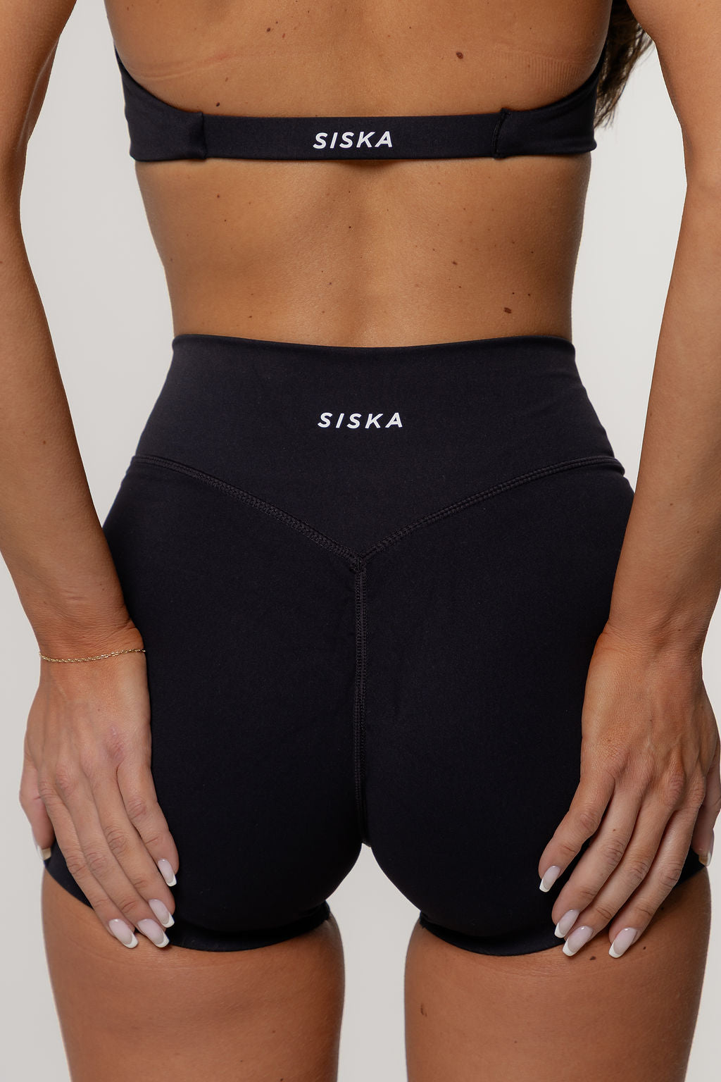 Core Invisible Scrunch Shorts | Black