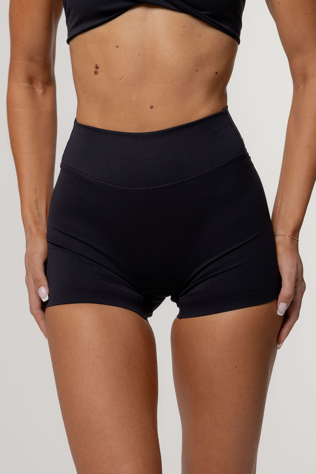 Core Invisible Scrunch Shorts | Black