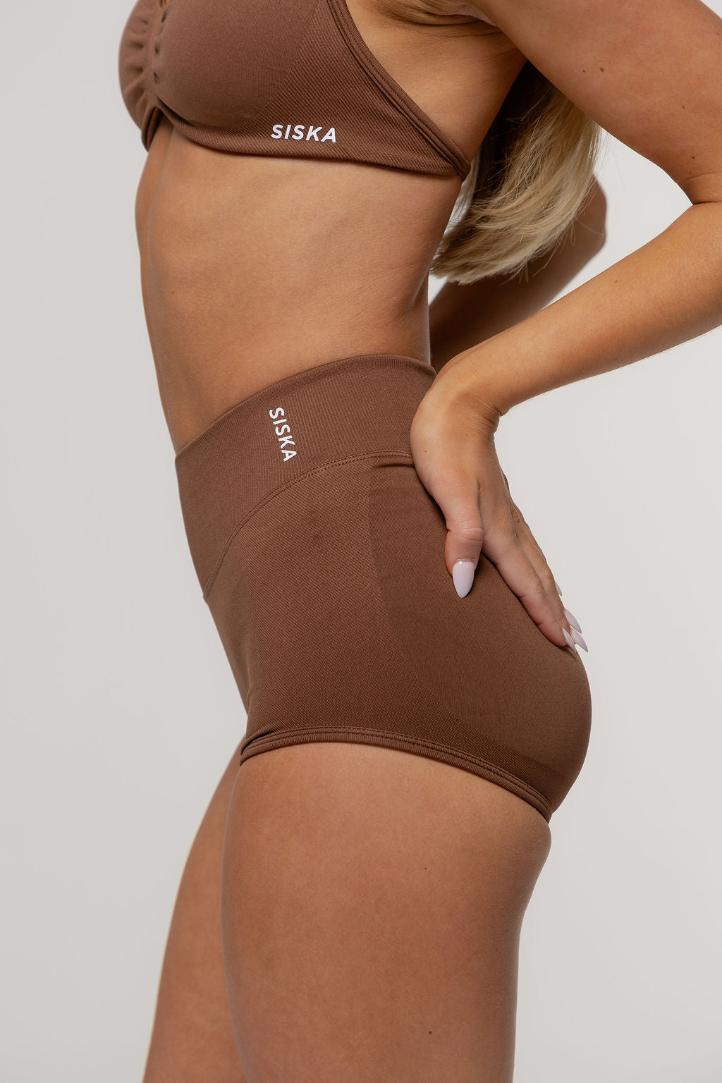 Micro Sculpt Scrunch Short | Espresso